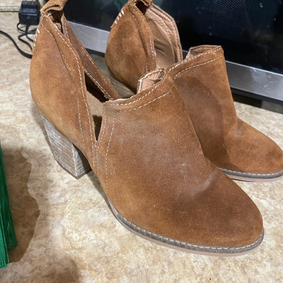 Sindy Artisan Bootie Stacked Heel Tulip Sides Moldable Vamp size 6.5 - Picture 2 of 7